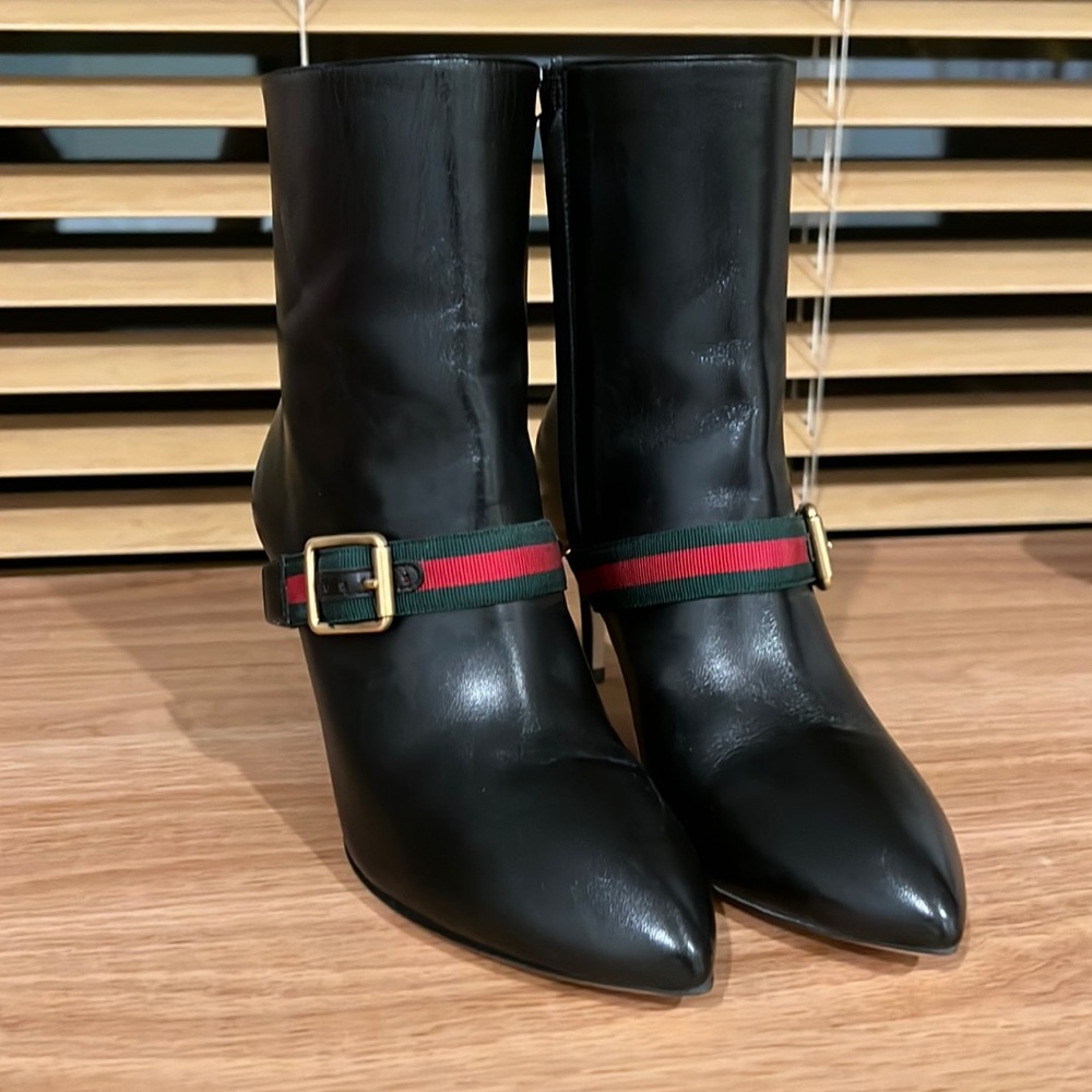 Gucci leather ankle boots. Black size 35. Never worn.
